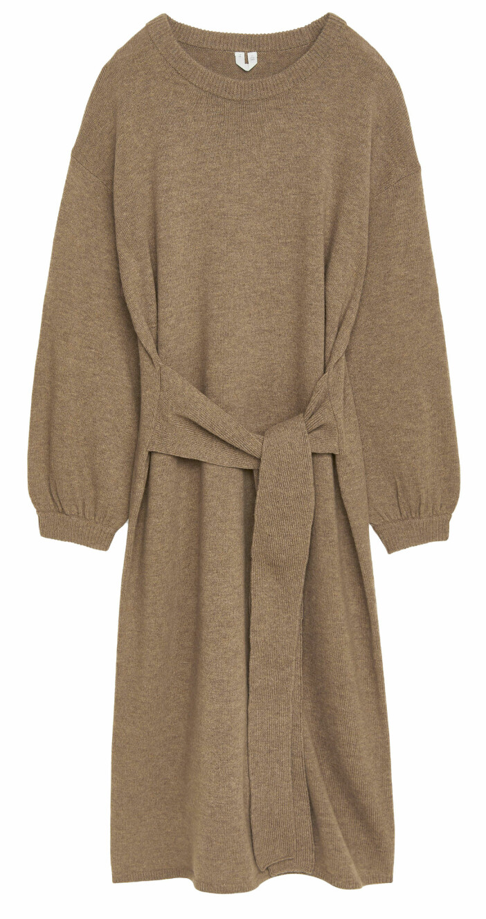 Långärmad beige klänning med markerad midja från Arket.