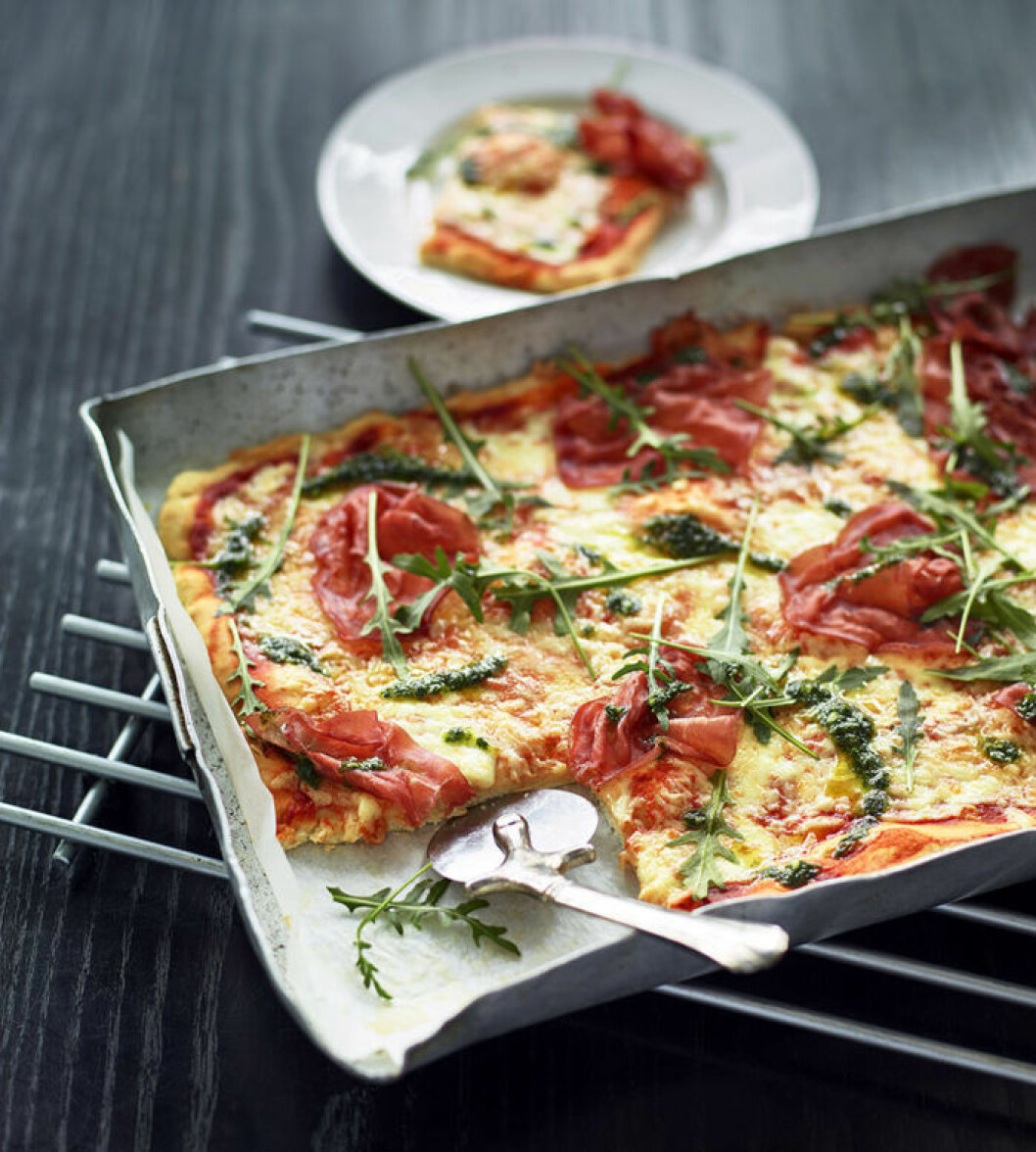 Pizza i långpanna med bresaola och rucola. Pizza i långpanna med bresaola och rucola.