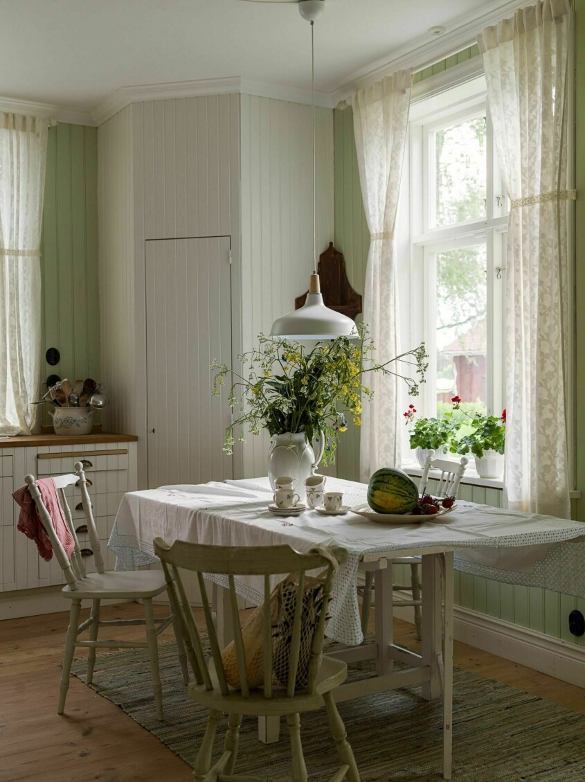 En grönskande tolkning av det lantliga köket. Foto: Johan Spinnell för <a target="_blank" href="https://www.instagram.com/historiskahem/">Historiska Hem</a> Stylist: Copparstad Mäklare: Erika Lamberg och Adam Smith. Lantligt kök, inredningsinspiration
