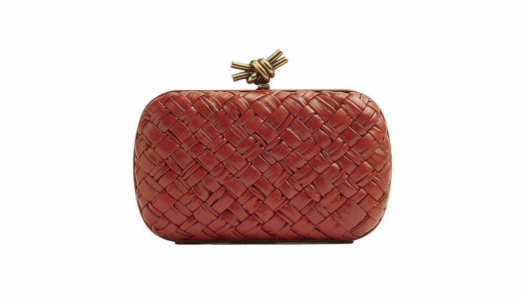 Rödorange clutchväska med knut-detalj, Bottega Veneta.