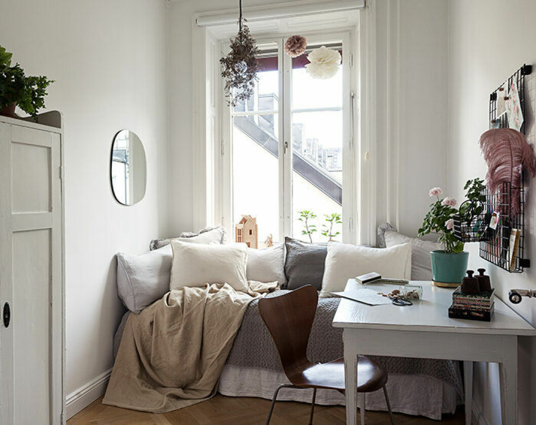 Foto: Johan Spinnell Styling: Charlotte Lindholm för <a href="https://www.instagram.com/historiskahem/?hl=sv" target="_blank" rel="noopener">Historiska hem</a>/mäklare: Henriette Gerson Läshörna i gästrummet eller arbetsrummet