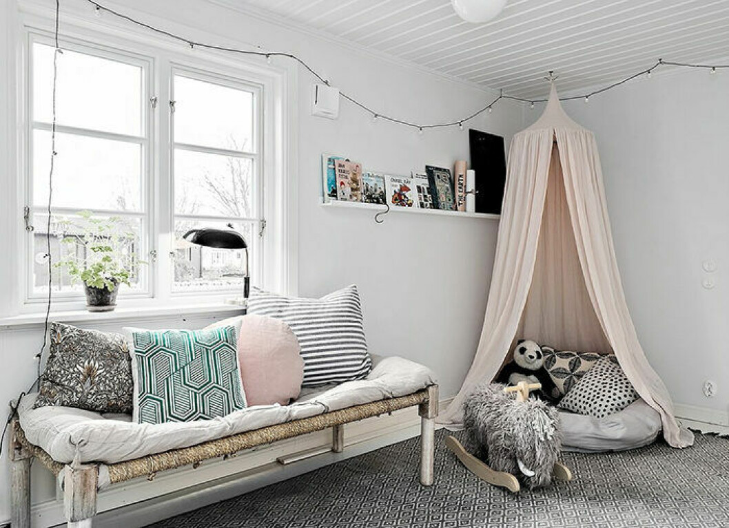 Foto: Esoft för <a href="https://www.instagram.com/fastighetsbyran/?hl=sv" target="_blank" rel="noopener">Fastighetsbyrån</a>/mäklare: Erika Holmén Läshörnan kan bli ett läsrum för vuxna och barn