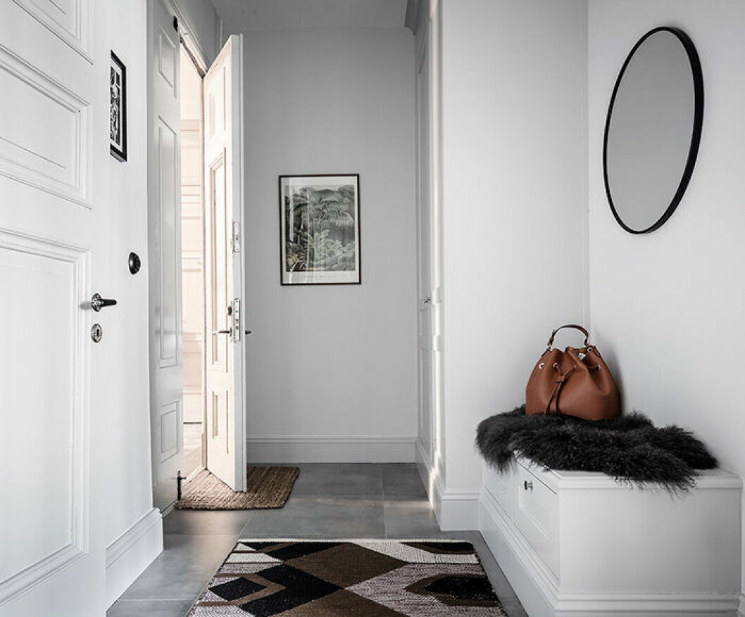 Inred med mattor i hallen för att fånga upp smutsen. | Foto: Anders Bergstedt Styling: Elli Roshandel/Nouvel Interior för <a href="https://www.instagram.com/entrancemakleri/" target="_blank" rel="noopener">Entrance mäkleri</a>/mäklare: Erika Bergholm Håll snyggt i hallen med hjälp av dörrmattor