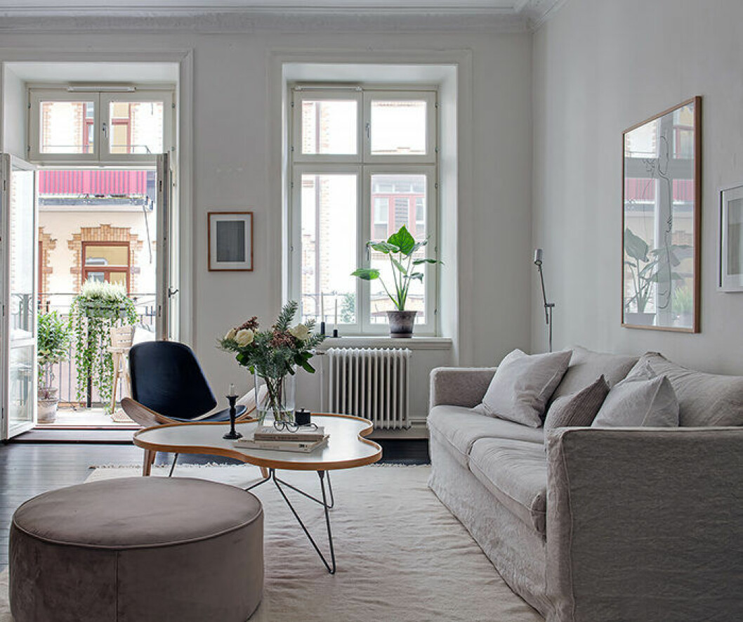 En matta med kort lugg är enklare att hålla ren än en med lång lugg. | Foto: Fredrik J Karlsson Styling: Greydeco för <a href="https://www.instagram.com/alvhem/" target="_blank" rel="noopener">Alvhem</a>/mäklare: Anna-Kajsa Nylander Snyggt vardagsrum som är enkelt att städa