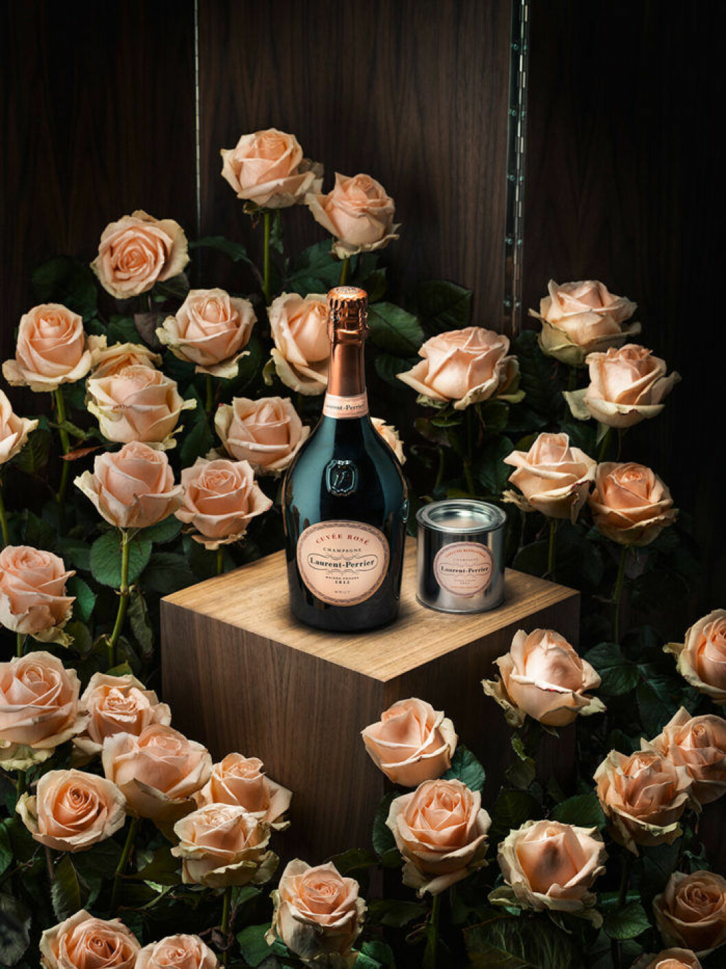 Laurent-Perrier lanserar champagnerosa målarfärg. Laurent-Perrier lanserar champagnerosa målarfärg.