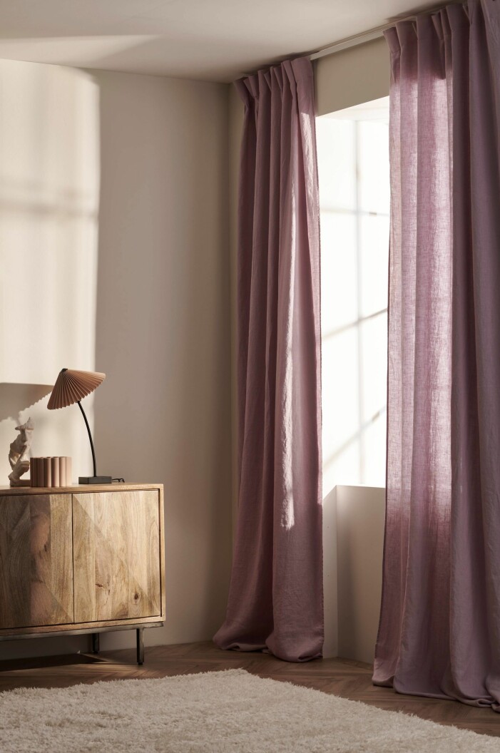 Utöver gult ser vi allt mer av lila, och inte minst lavendel i både ljusare och mörkare tappningar, i år. Foto: Ellos Home. Lavendel är en stor färgtrend 2021