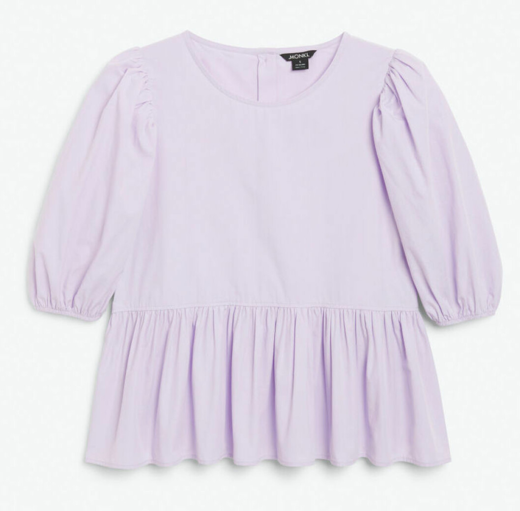 Lavendellila blus med puffärm och volang från Monki.