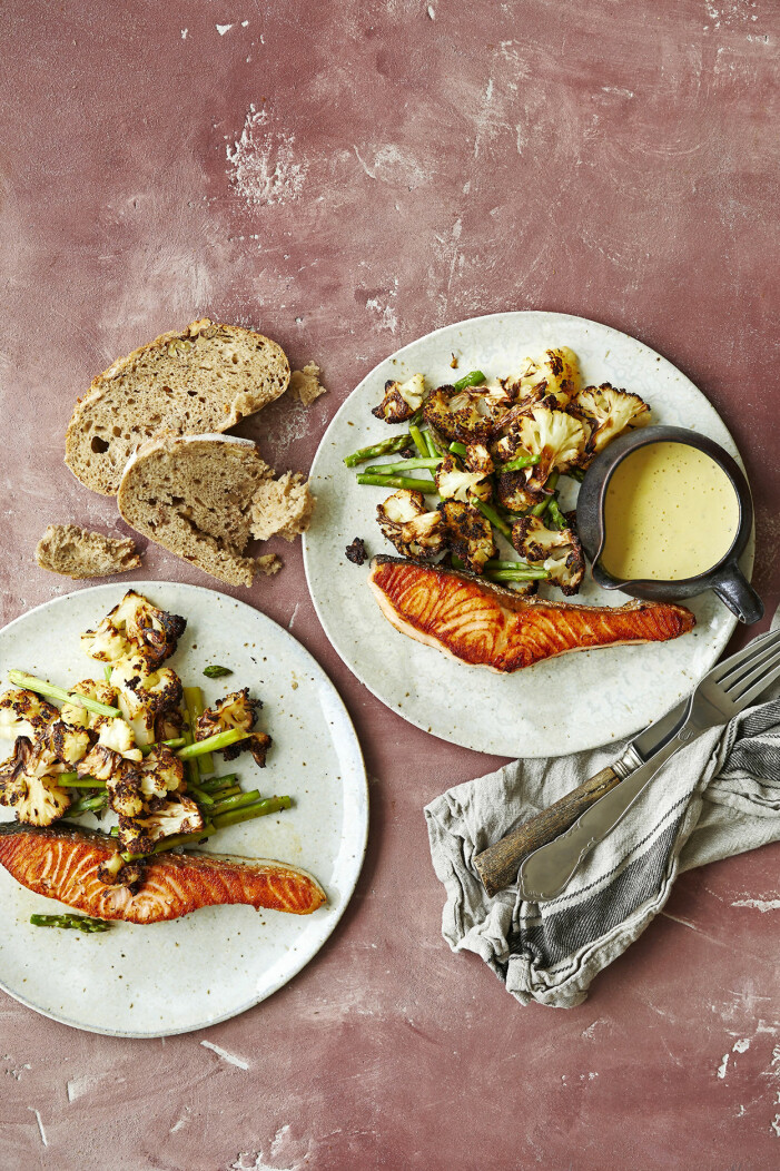 Recept på lax med hollandaise och sotad blomkålssallad