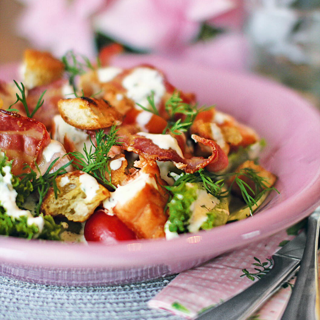 Laxsallad med parmesandressing. Laxsallad med parmesandressing.