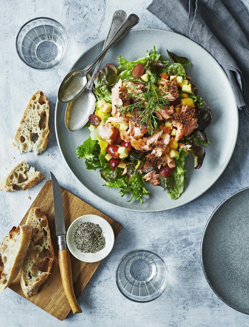 Laxsallad med fruktsalsa