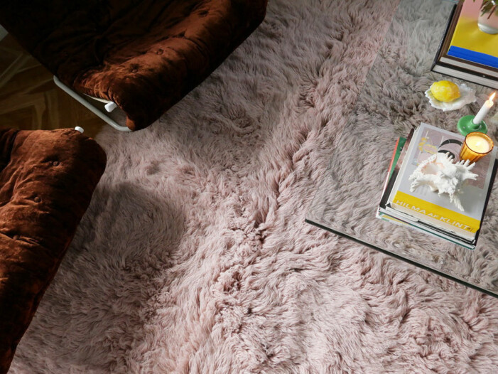 Får det lov att vara fluff i färg? Skapa kontrast med fluffiga detaljer i poppiga kulörer. Foto: Layered. Inredningstrender hösten 2021, fluffiga mattor