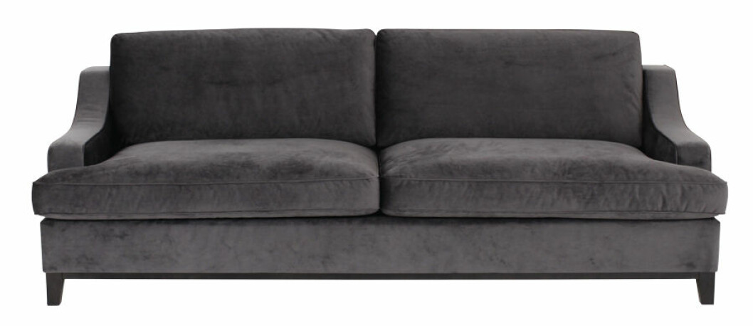 Tidlös design i inbjudande soffa ur Layereds nya kollektion <em>Eclectic</em>. 3-sits soffa <em>Imperial</em> i färgen <em>Smoky</em> <em>Gray</em>, 24 900 kr, Layered. 3-sits soffa Imperial i färgen Smoky Gray