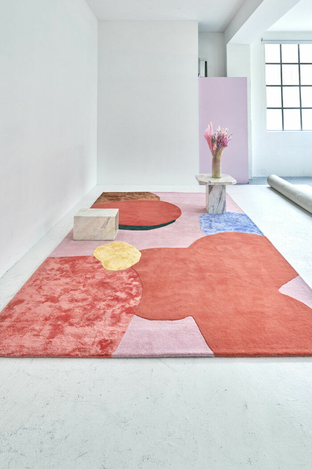 Torkade blommor som en del av konceptet när mattföretaget Layered och blomsterkonstnären Poppykalas skapade en kollektion mattor tillsammans nyligen. Konst i mattform från Layered och Poppykalas