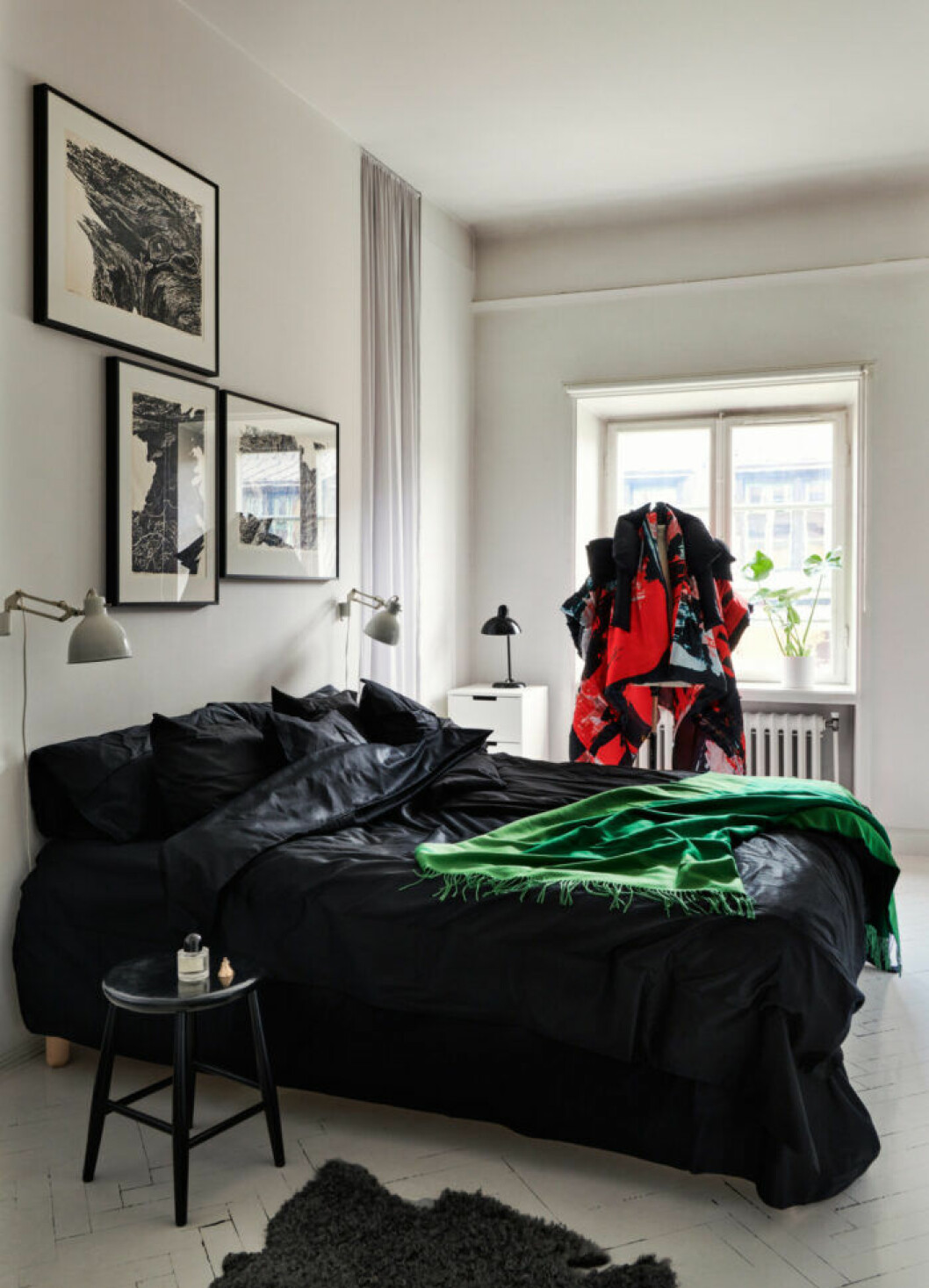 Sovrum med tavelvägg hos modedesignern Lee Cotter i lägenheten i Stockholm