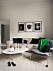 Vardagsrum i gråa toner hos modedesignern Lee Cotter i lägenheten i Stockholm