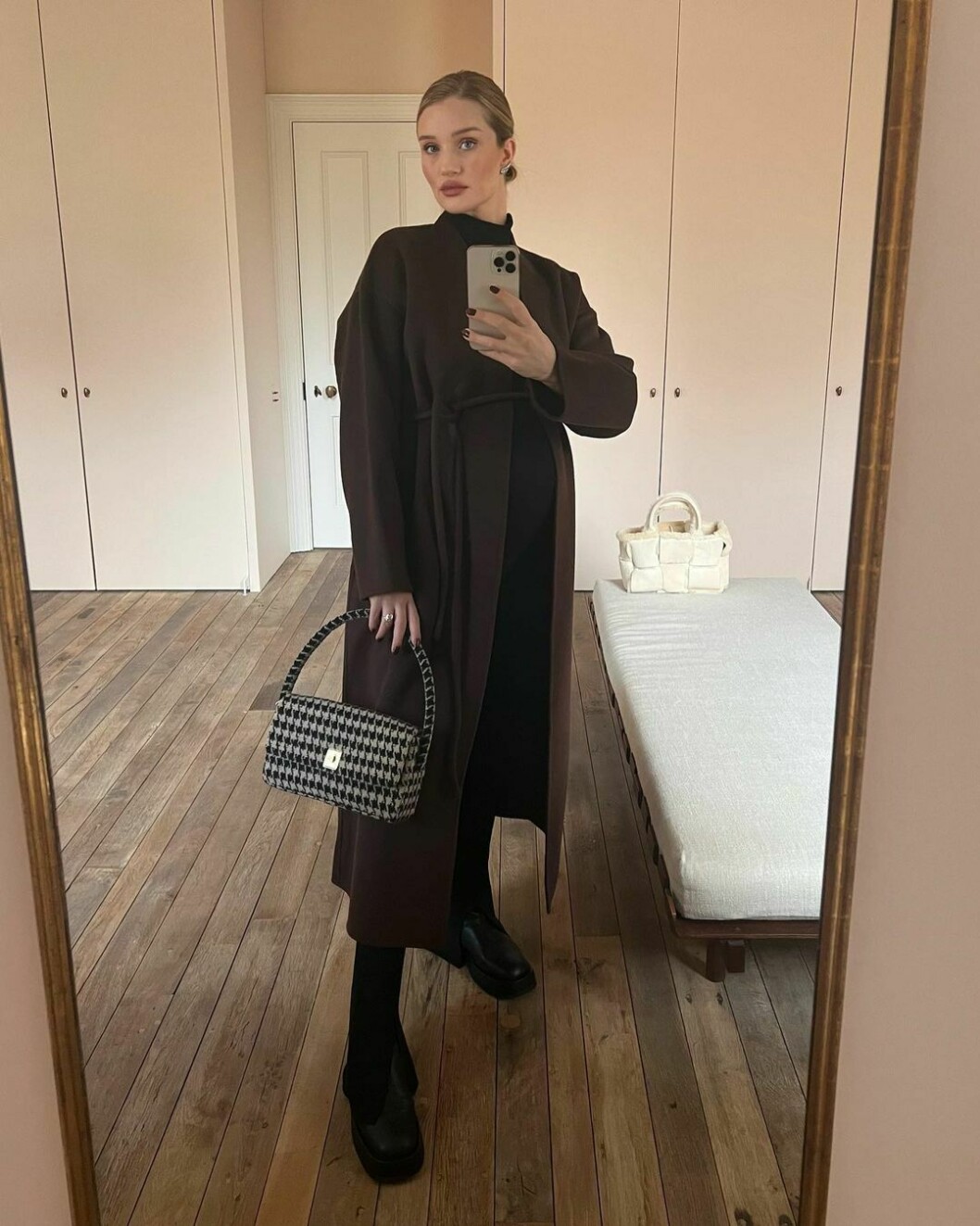 Stiltips! Släng över en avslappnad kappa eller längre kofta över leggings för en stilsäker men bekväm look. Rosie i brun kappa och leggings.