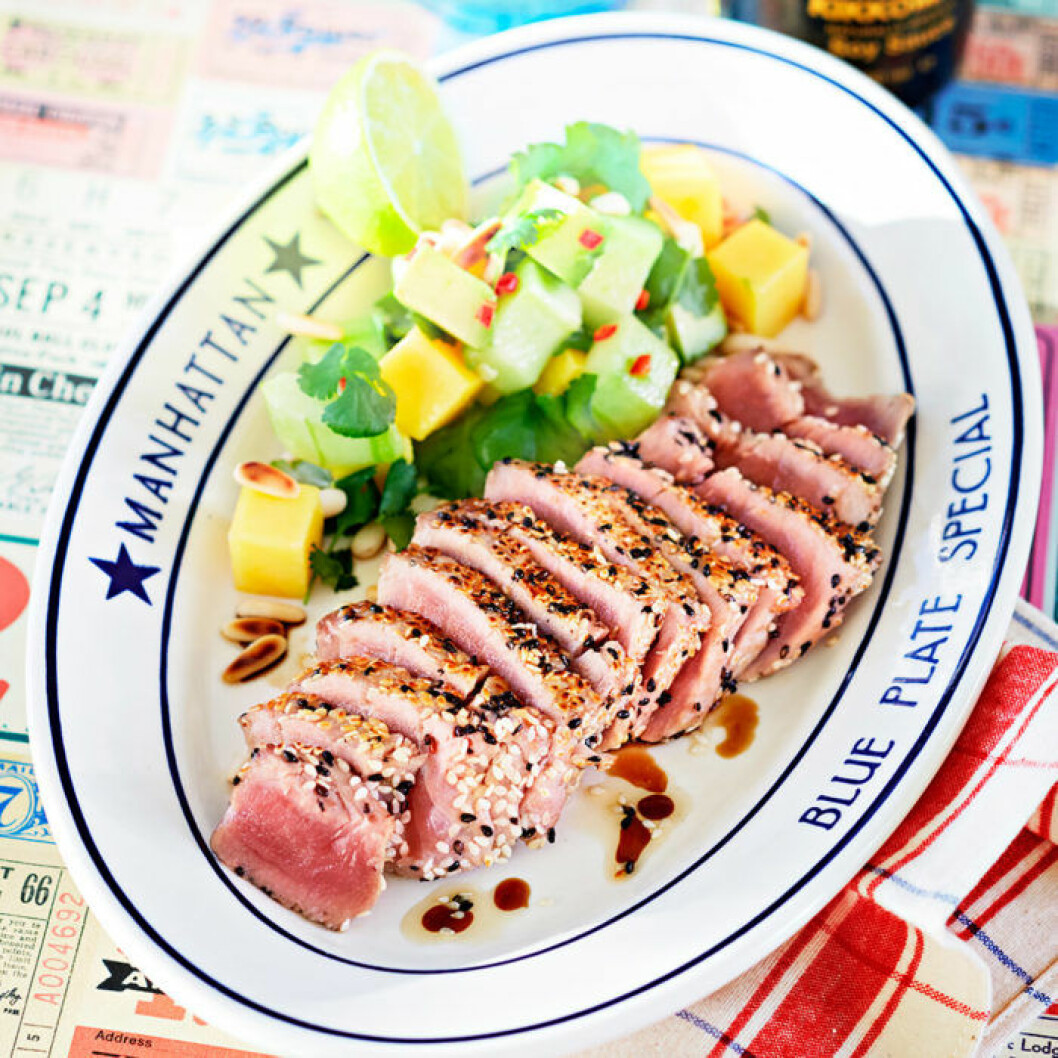 Leilas halstrade tonfisksashimi med avokadosallad. Leilas halstrade tonfisksashimi med avokadosallad.