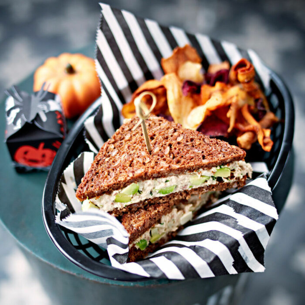 Tonfisksandwich med rotfruktschips. Tonfisksandwich med rotfruktschips.
