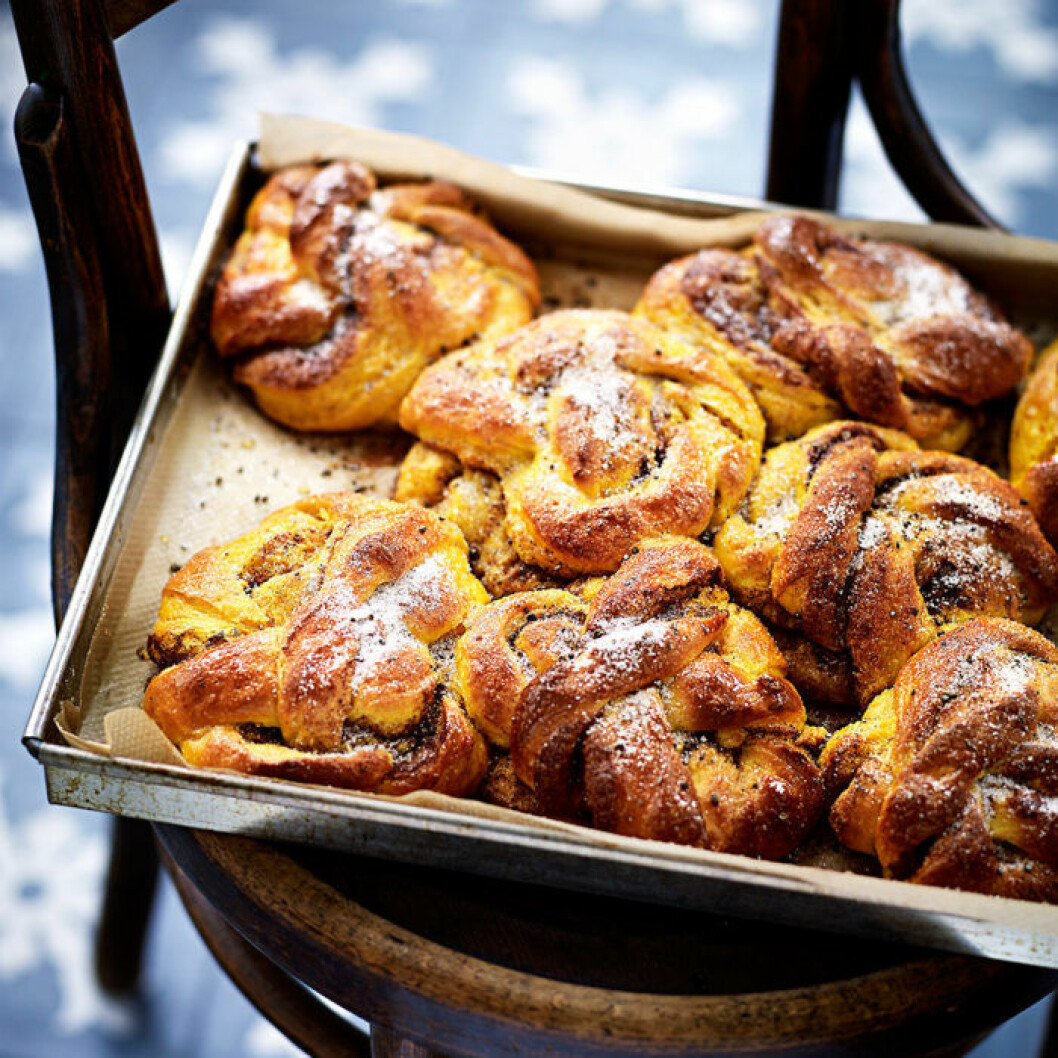 Lussebullar med mandelmassa. Lussebullar med mandelmassa.