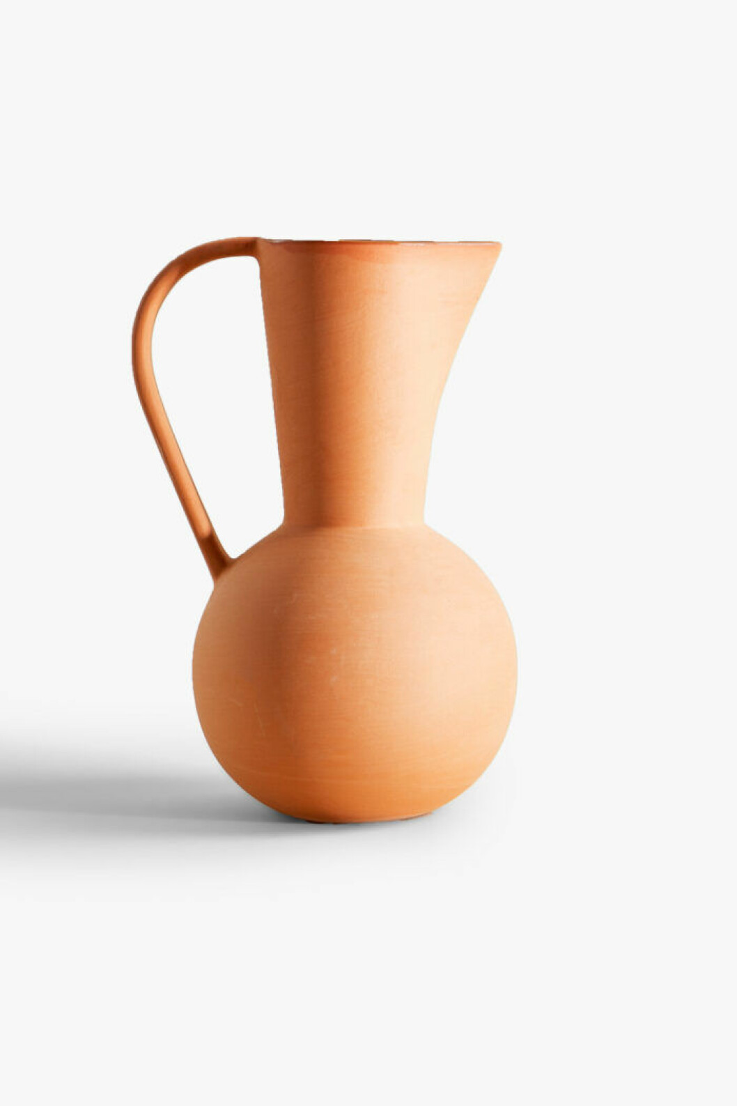 Lekfull keramikvas i en neutral men pigg nyans från Zara Home.