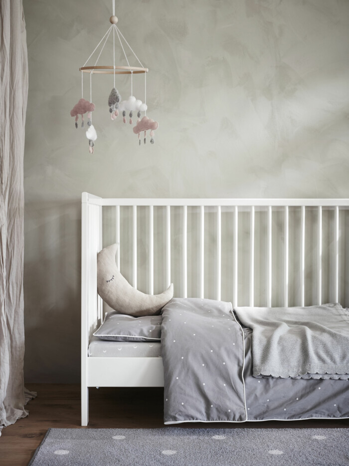 Nyheter till baby och barn från Ikea. <em>Len/Lenast </em>är en kollektion med vita och grå textilier för spjälsängen, som är tidlösa och enkla att matcha. len/lenast från ikea till spjälsäng i barnrum och babyrum