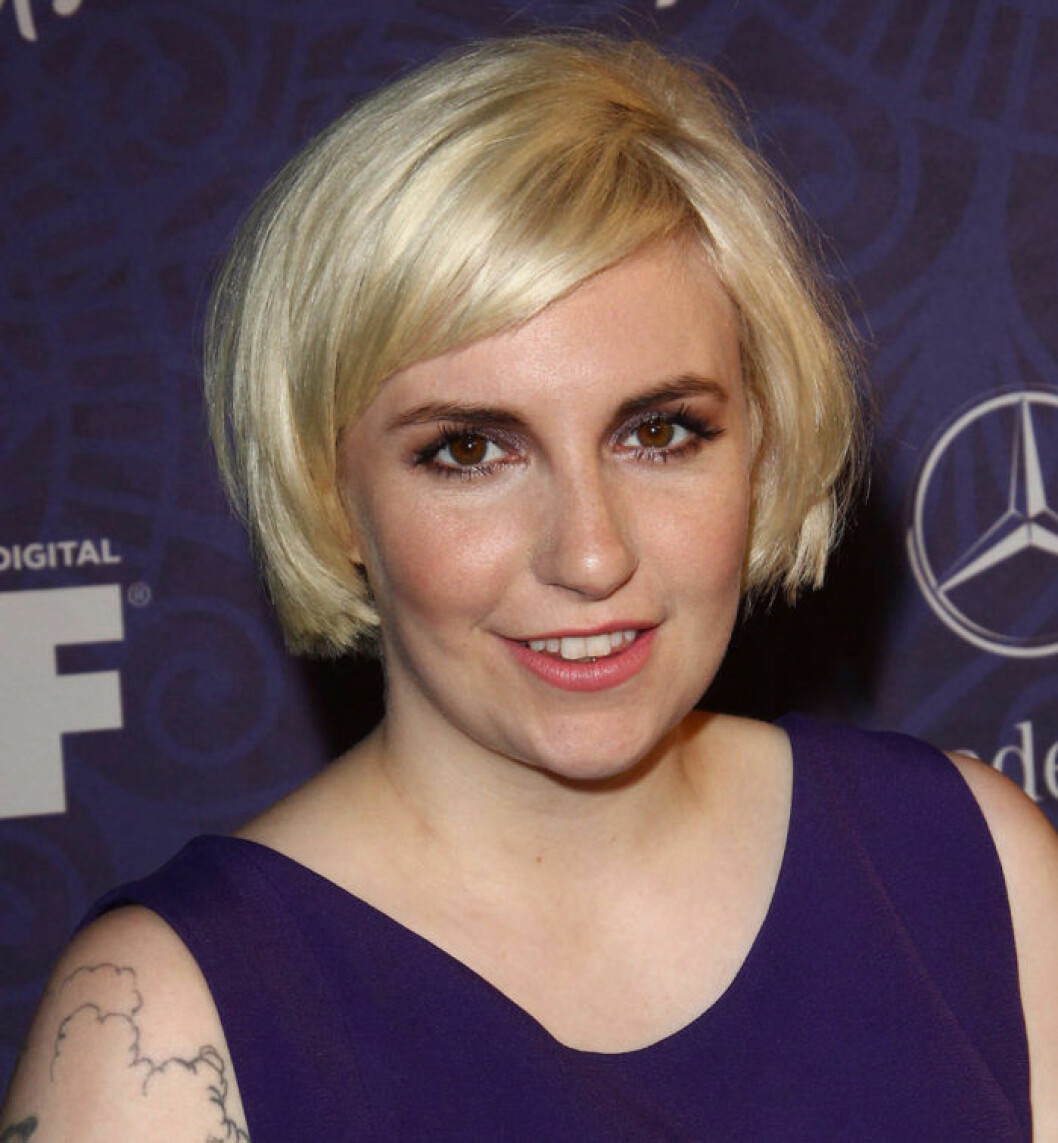 En leende Lena Dunham på röda mattan.