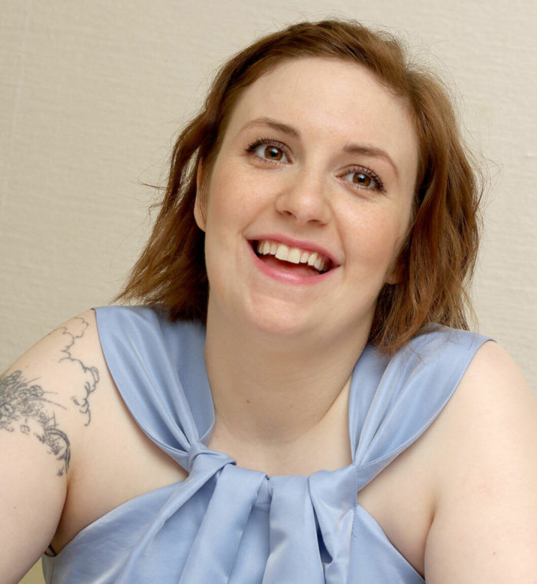 Lena Dunham ler med tänderna.