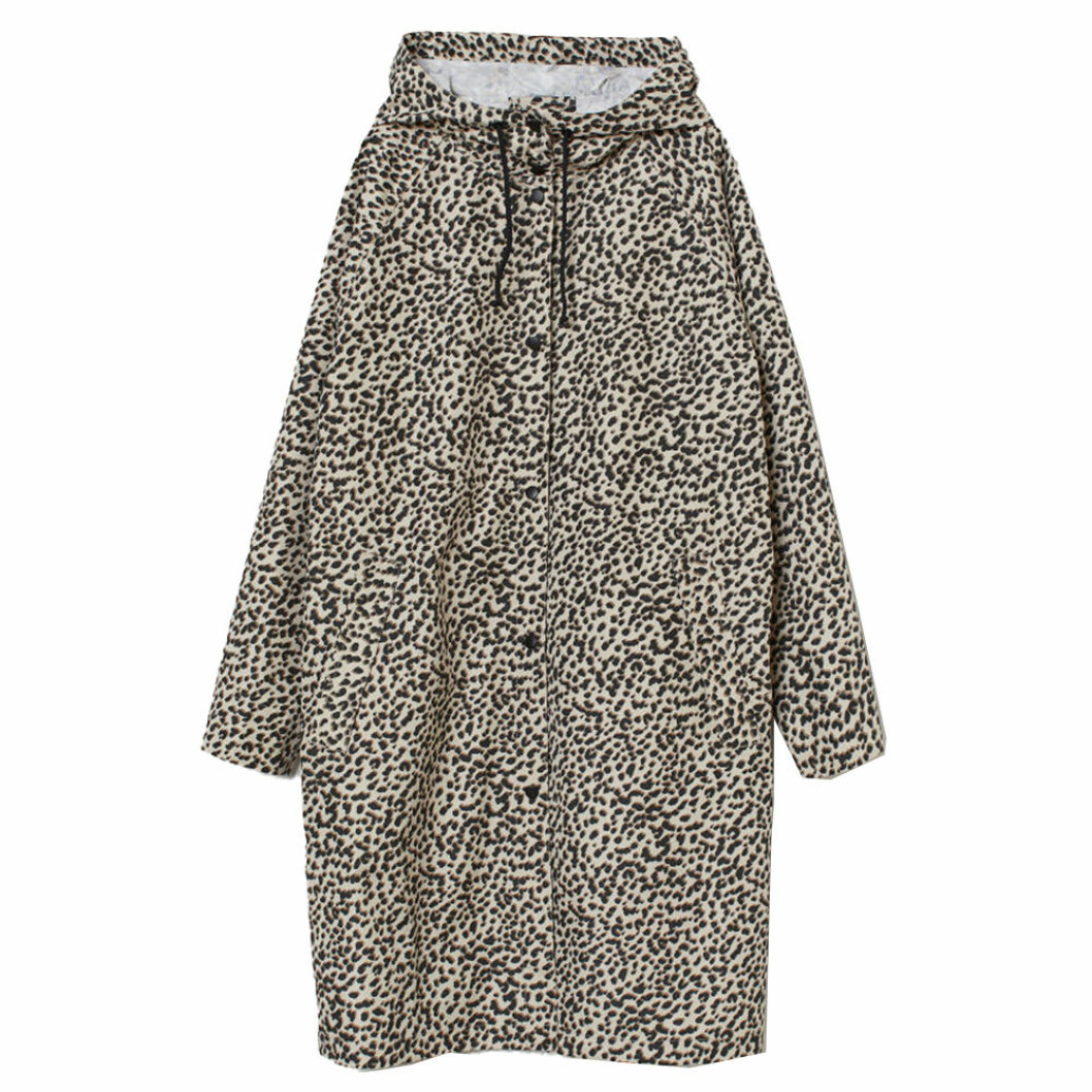 Leopardmönstrad regnjacka från H&M, <a href="https://track.adtraction.com/t/t?a=1268004454&as=1212076637&t=2&tk=1&url=https://www2.hm.com/sv_se/productpage.0753325001.html" target="_blank" rel="noopener">399 kronor</a>. Leopardmönstrad regnjacka