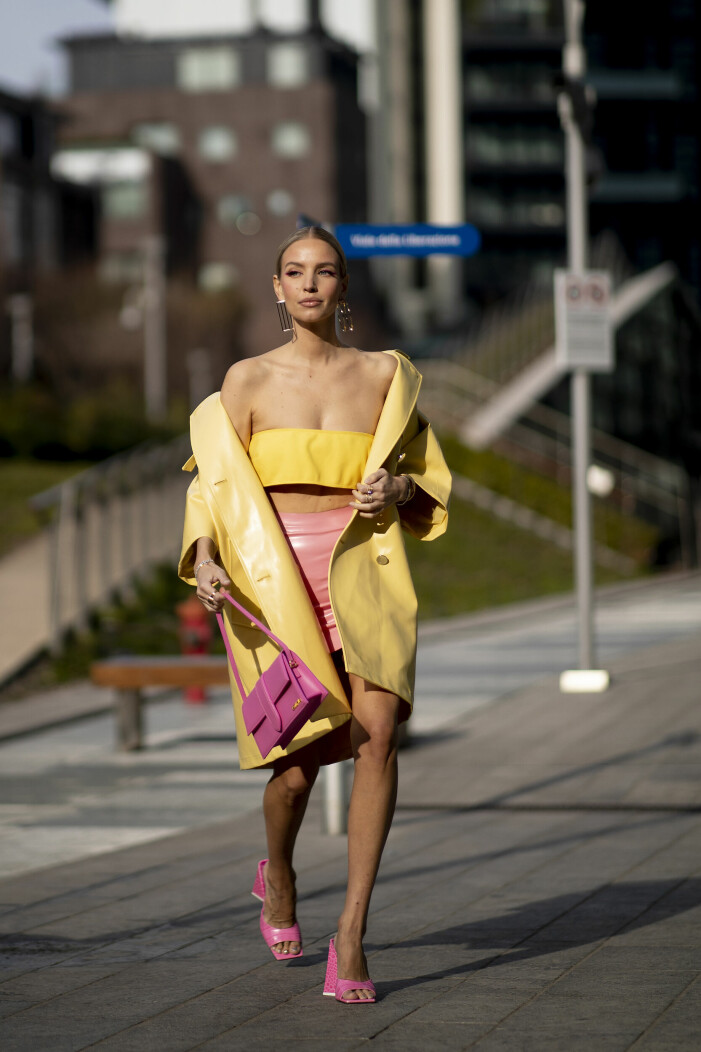 Gör som Leonie Hanne och kombinera rosa toner med gula kulörer. <a target="_blank" href="https://www.elle.se/mode/gult-mode-var-sommar-dam/7453511">Här har vi samlat bästa shoppingtipsen i just gult</a>! modeinfluencern Leonie Hanne i rosa kjol, skor och väska