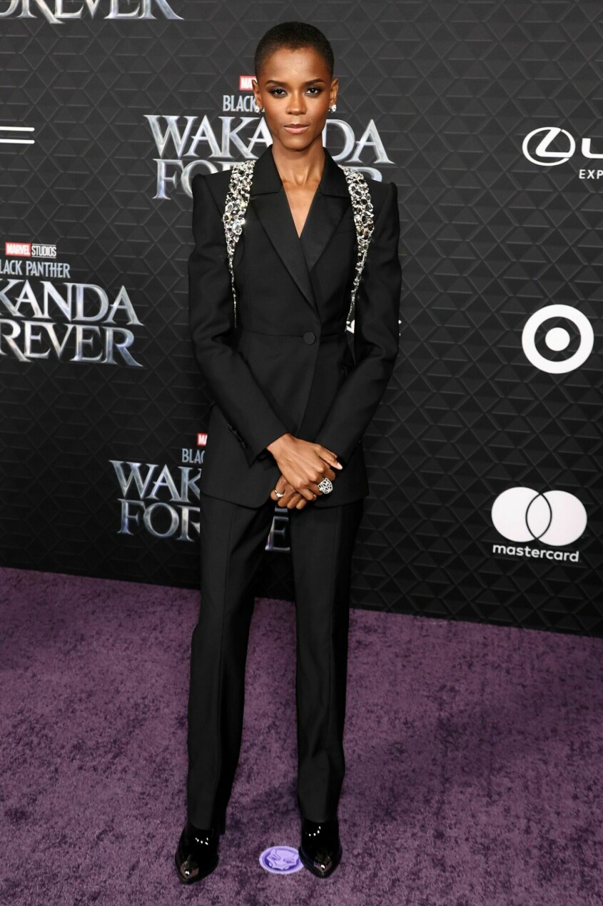 Letitia Wright bar en stilsäker svart kostym med utsmyckningar, som inspirerats av Chadwick Bosemans outfit på Oscarsgalan 2018, under <a target="_blank" href="https://www.elle.se/mode/black-panther-premiarer-roda-mattan/8857972">världspremiären</a> av <em>Black Panther: Wakanda Forever</em>. Letitia Wright på premiären av Black Panther: Wakanda Forever i Los Angeles