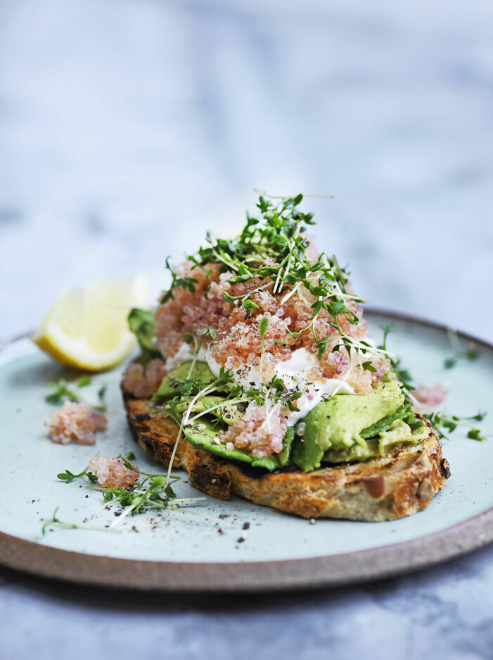 Bjud på levain med avokado och stenbitsrom