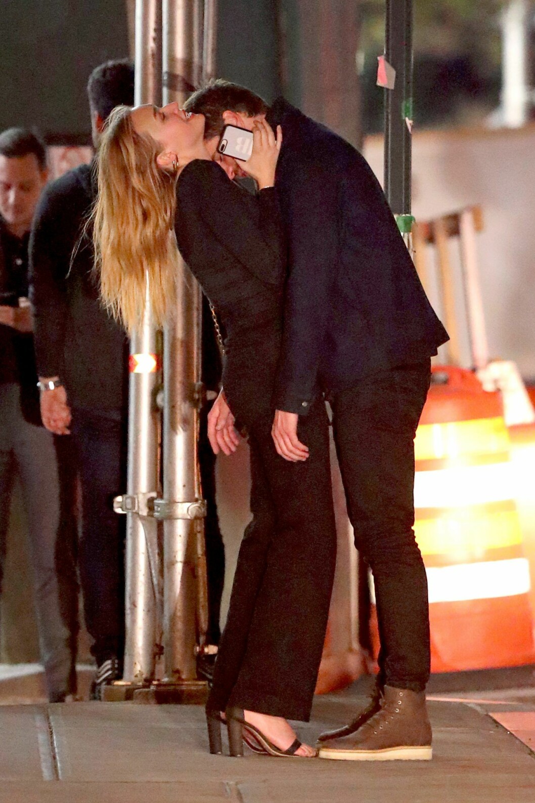 Efter att ha festat på The Flower shop bar ska de ha gått på amatörteater ihop. Foto: TT Liam Hemsworth på dejt med Maddison Brown