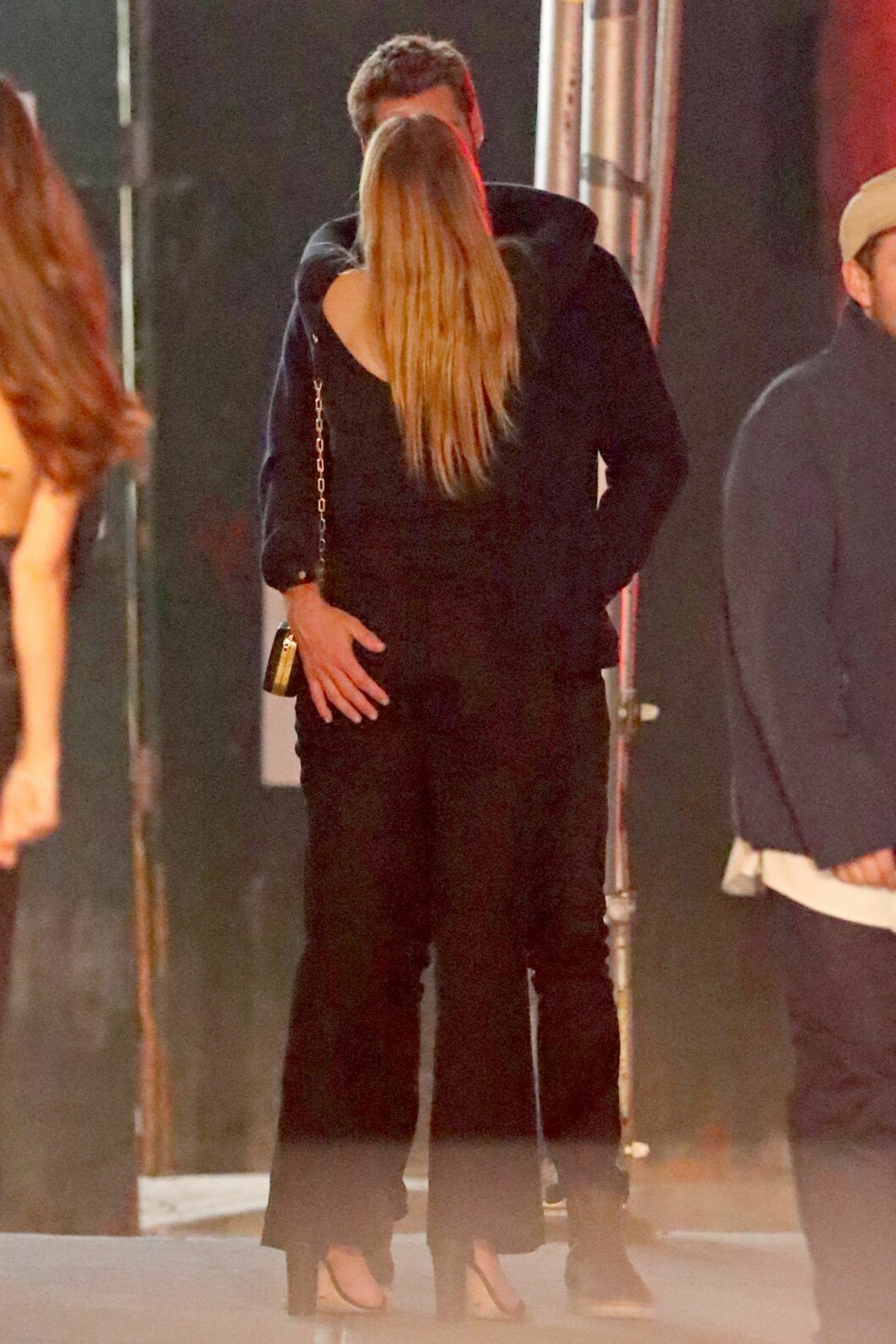 Det är uppenbart att de tycker om varandra. Foto: TT Liam Hemsworth på dejt med Maddison Brown