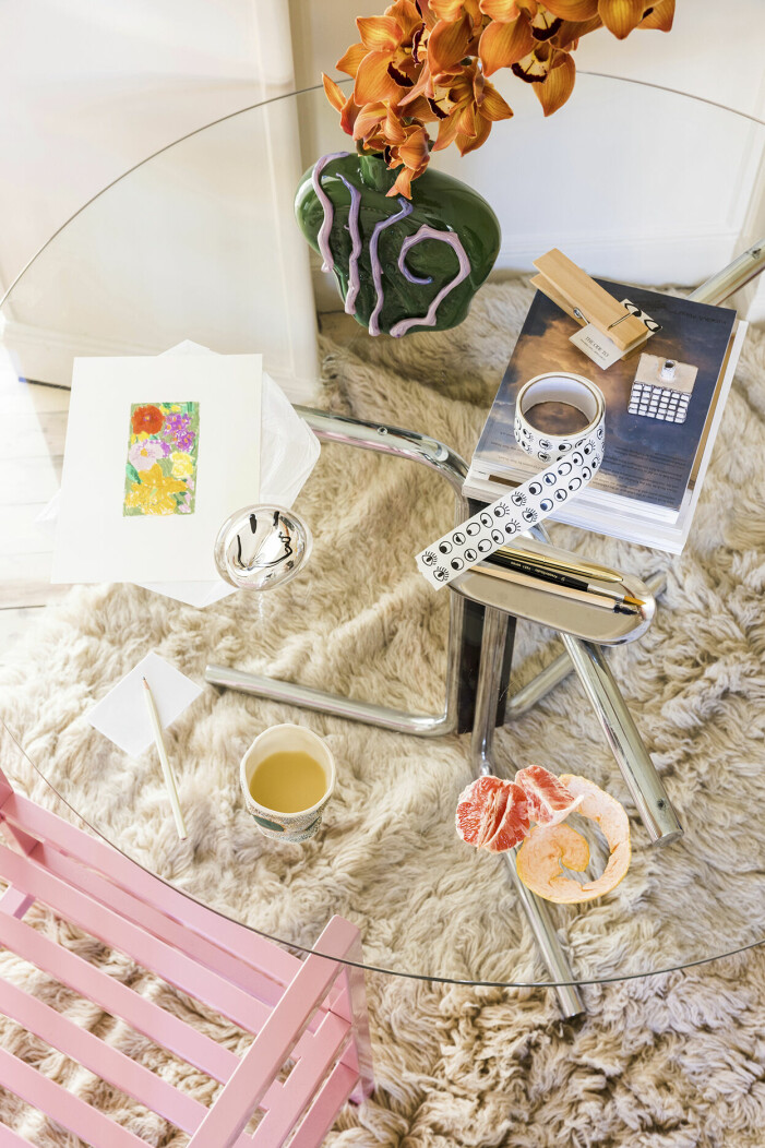 Från vänster till höger: teckning, Liat Greenberg, grön glasvas, Silje Lindrup, rökelsehållare, Erika Kristofersson Bredberg,matta Layered, och rosa stol Magniberg. Teckning, Liat Greenberg, grön glasvas, Silje Lindrup, rökelsehållare, Erika Kristofersson Bredberg,matta Layered, och rosa stol Magniberg.