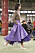 Lila hantverk, i form av en kjol, i rörelse hos Bottega Veneta hösten 2022.
