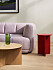 lavendellila soffa och rött sidobord