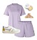 Sportig look med lila set och sneakers i gul och rosa.