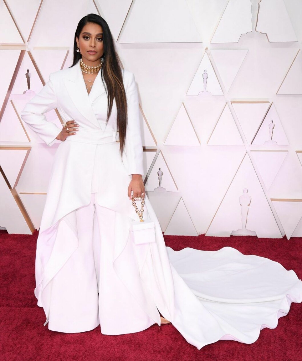 Lilly Singh i vit byxdress på röda mattan