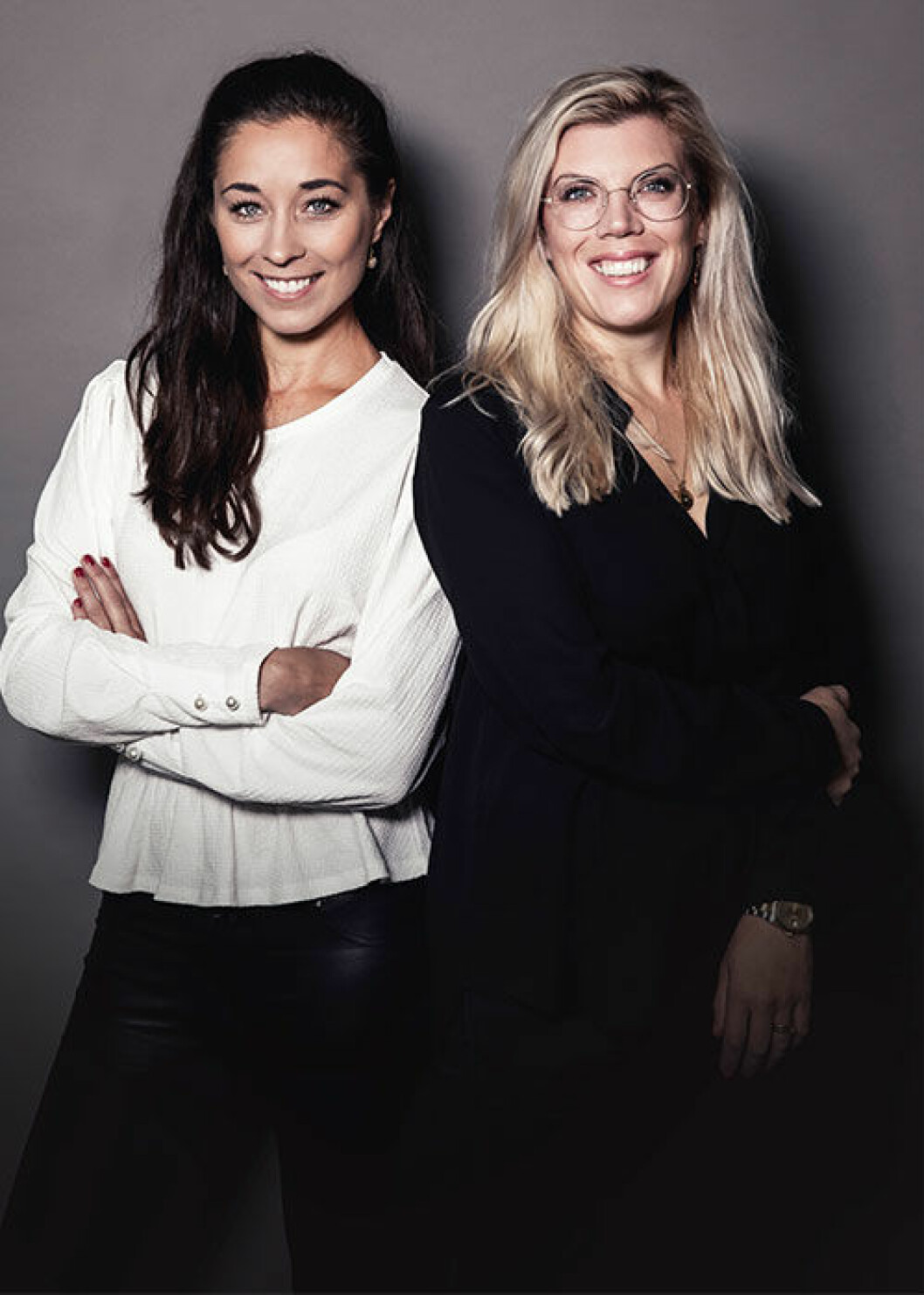 Linda Johansson och Elin Liljero Eriksson har dykt ner i forskning samt träffat olika profiler som trädgårdsmästaren Victoria Skoglund, artisten Kaveh ”Kodie” Kabinejd och ”Ångestpodden” för att ta reda på hur relationer påverkas av vår digitala samtid. Linda Johansson och Elin Liljero Eriksson