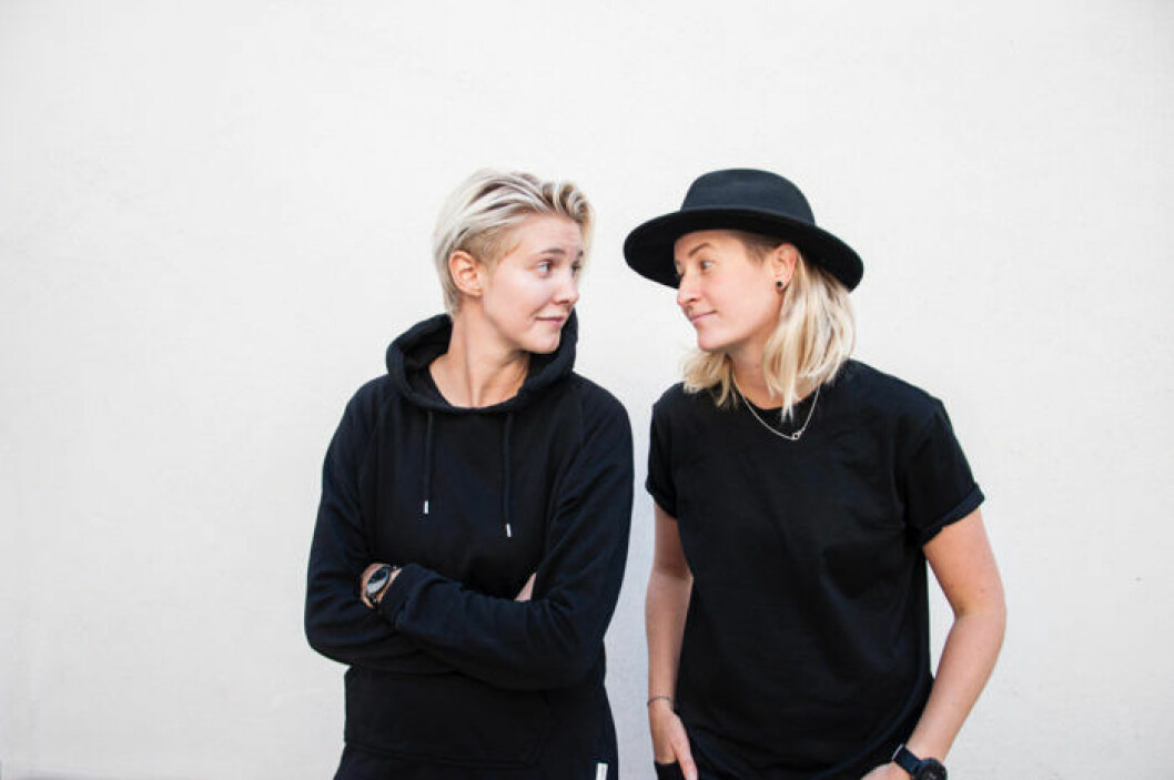 Linda Rosendal och Alice Hollingworth gör gärna en till säsong av Tack gud jag är homo. Foto: Johanna Pettersson Alice och Linda är programledare för den nya serien