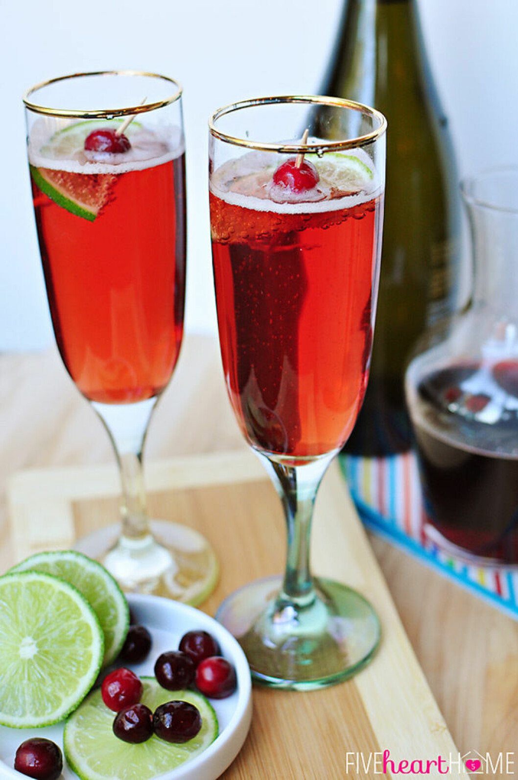 Lingonbellini. Via: <a href="http://www.fivehearthome.com/2013/12/22/cranberry-pomegranate-bellinis-with-lime/">fivehearthome</a> Lingonbellini. Via: fivehearthome