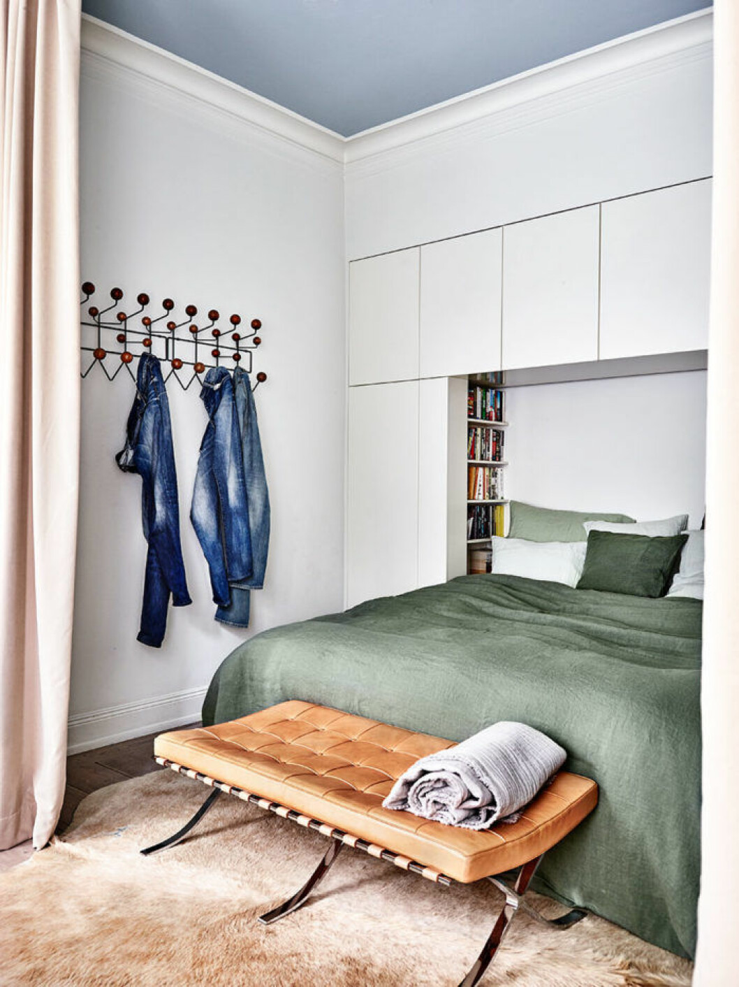 Styling: Alexandra Ydholm, foto: Andrea Papini linjespel_sovrum_säng