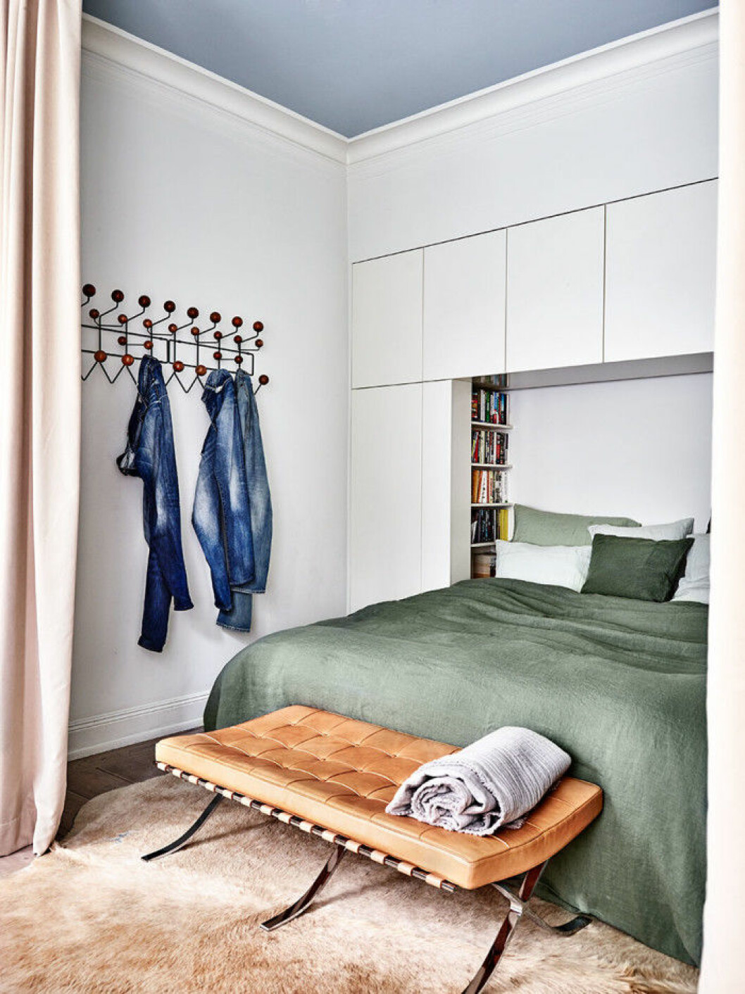 Av: Alexandra Ydholm Foto: Andrea Papini Syns i: <a href="https://www.elle.se/decoration/platsbyggt-och-ljusblatt-i-vackra-trerummaren/">Ljusblå väggar och smarta lösningar</a>. Platsbyggd förvaring i sovrummet, runt sängen
