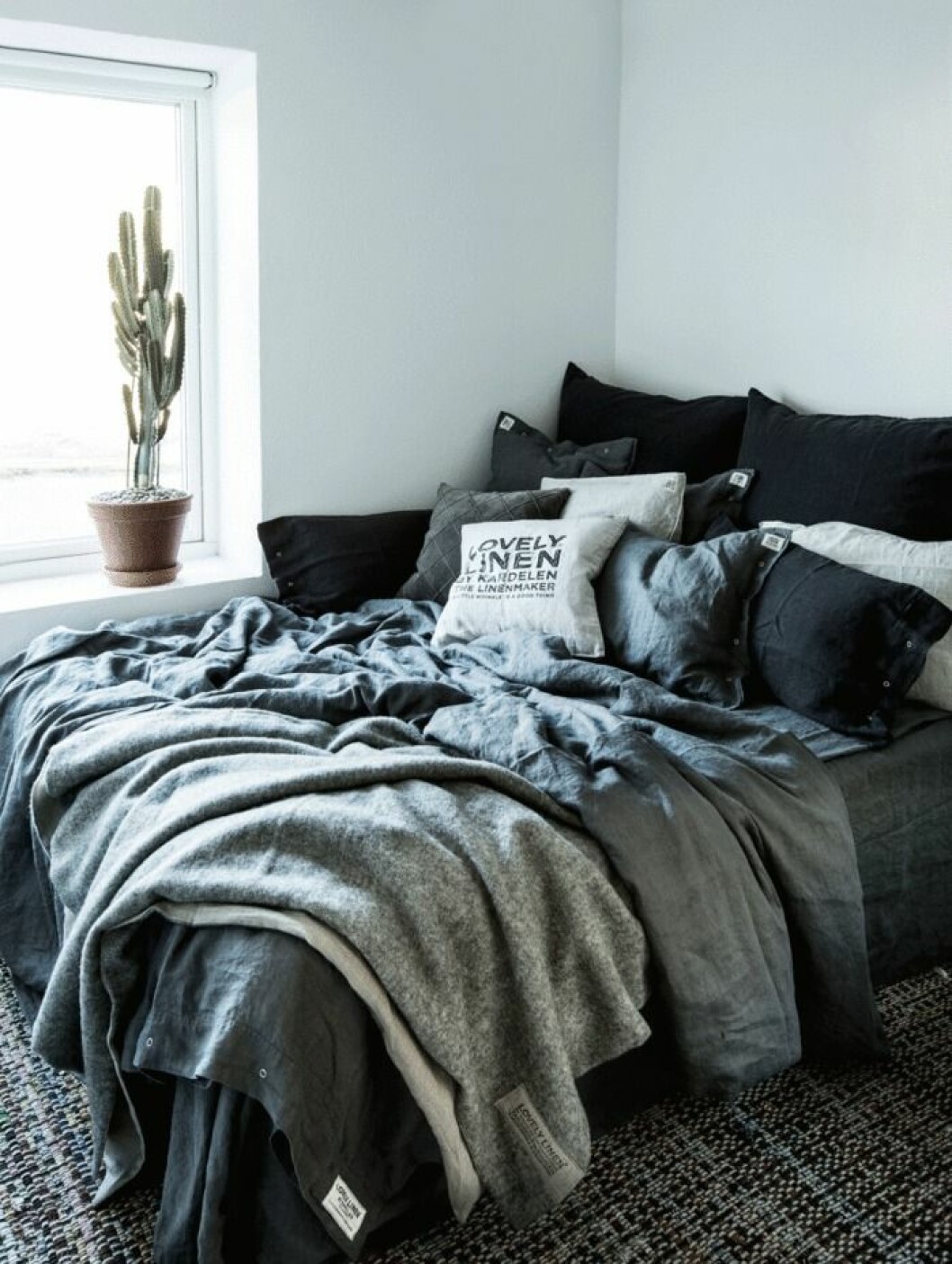 Den som en gång provat linnelakan vill inte sova i något annat, menar Lotta Diab, creative director på Lovely Linen. Fina blåa sängkläder hos Lovely Linen