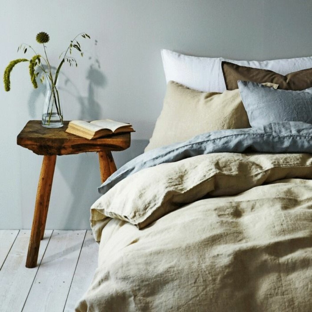Påslakanssetet Linus i 100 procent linne från Hemtex både andas och absorberar fukt. Vacker säng med sängkläder i linne