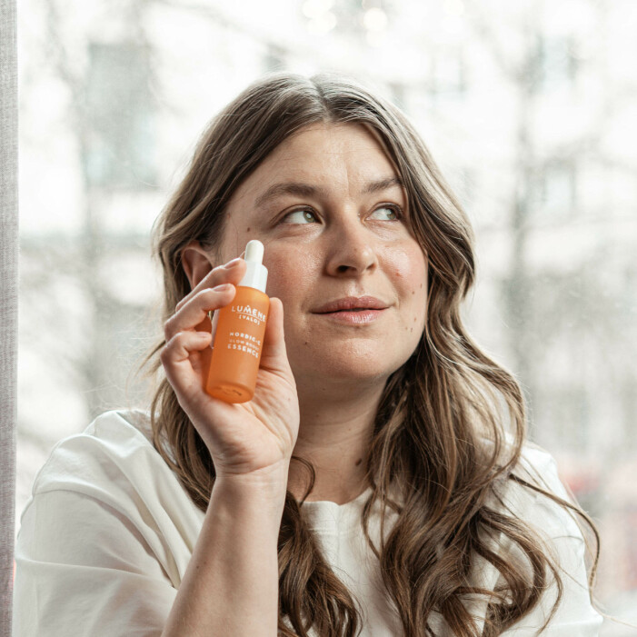 Glow Boost Essence från <a target="_blank" href="https://track.adform.net/C/?bn=54655241">Lumene</a> är Linnea Henrikssons favoritprodukt för härligt naturlig lyster. linnea