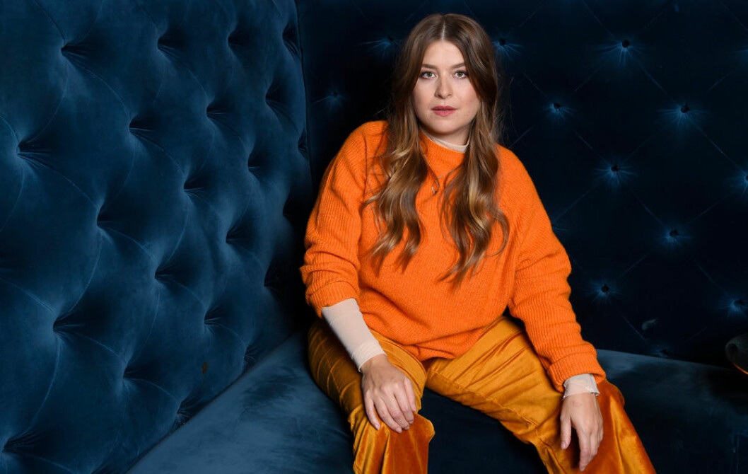 Artisten Linnea Henriksson är en av deltagarna i <em>Så mycket bättre</em> 2018. Foto: IBL Linnea Henriksson i orange outfit när hon ger intervjuer för "Så mycket bättre".