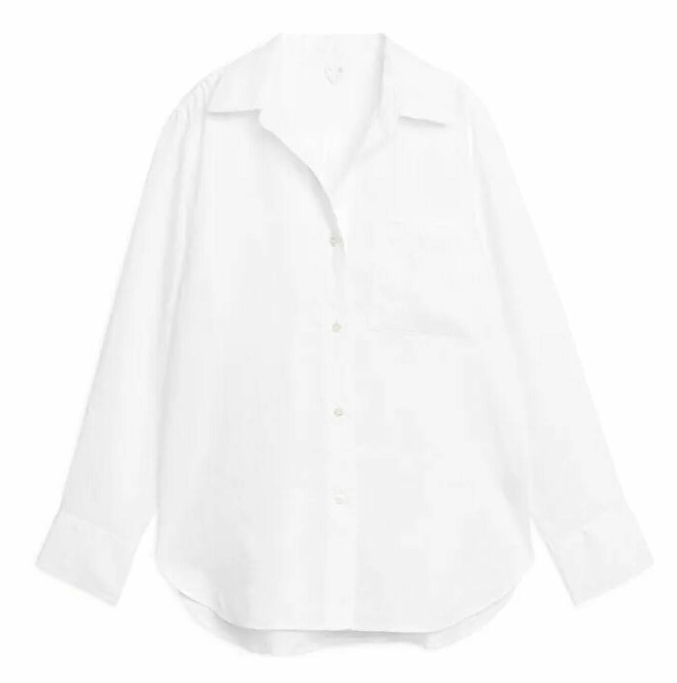 vit linneskjorta från Arket till packningen för semestern 2023