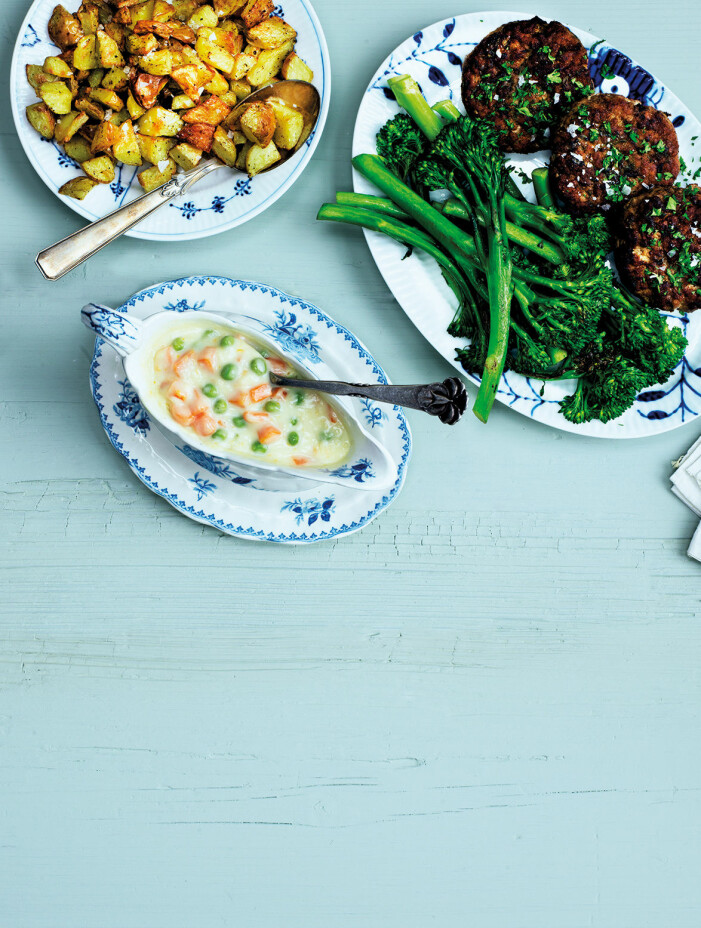 Ugemenu. Karbonader med stuvede grøntsager og stegt aspargsebroccoli. Så gör du linsbiffar med klassiska tillbehör