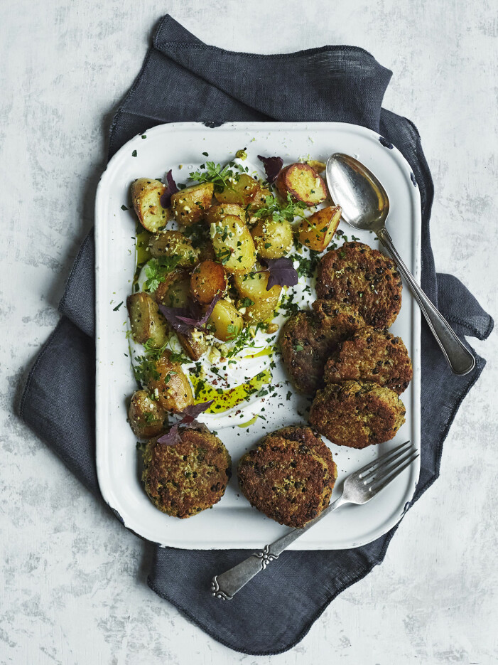 Laga linsbiffar med stekt potatis och yoghurtdipp